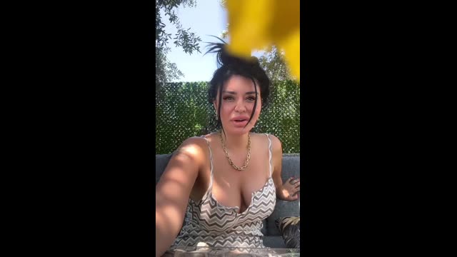 Ebru Polat İfşa Videosu · Havuz Kenari Cizgili Elbise Dekolte