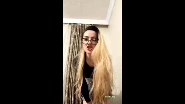 Oznur Guven Yeni İfşa — Gri Mini Etekle Bacak Açıyor